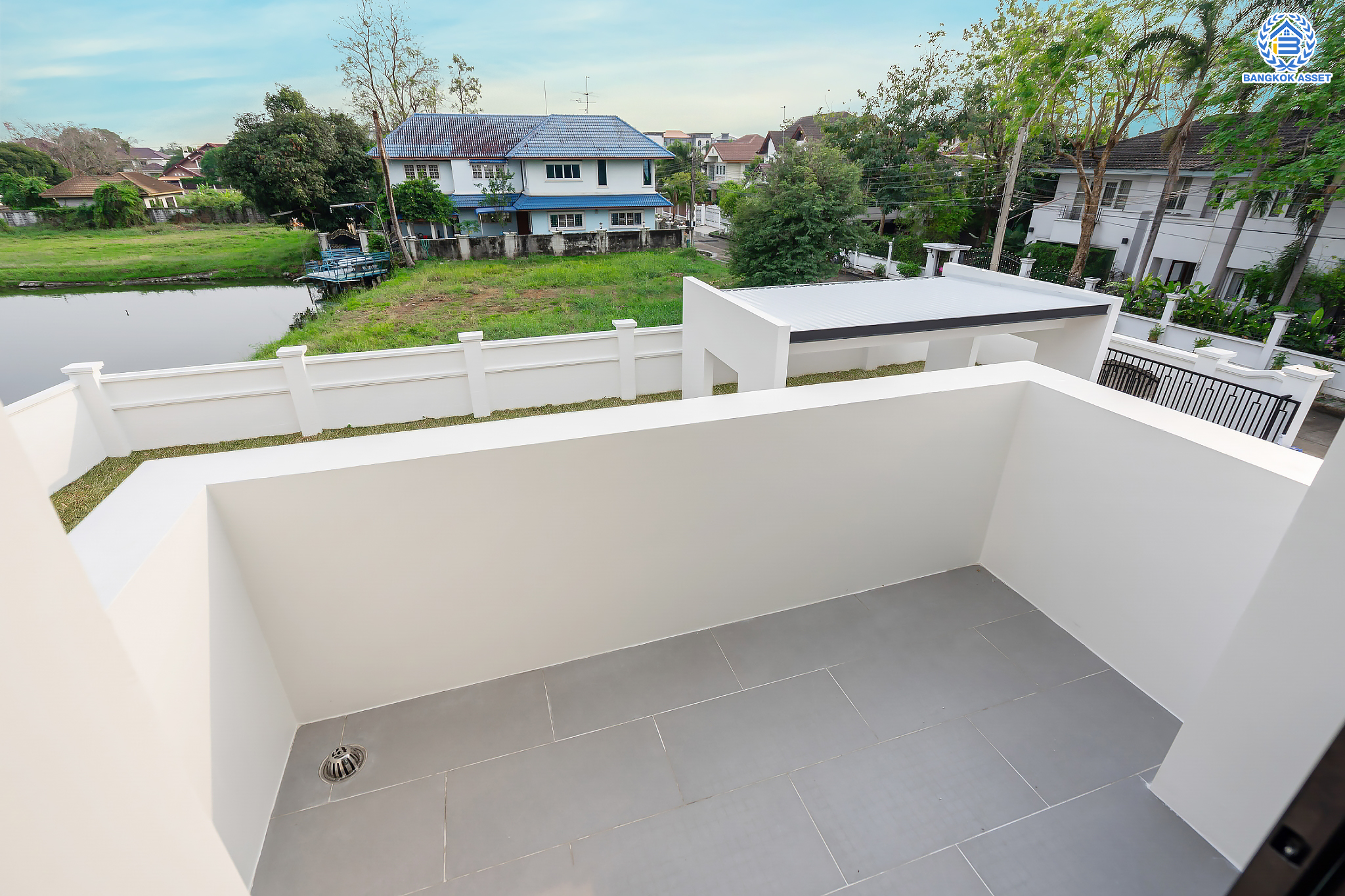 บ้านมือสองตกแต่งใหม่ ม.กฤษดานคร20 ปิ่นเกล้า-ติดถนนบรมราชชนนี เนื้อที่ 198 ตร.ว. บ้านเดี่ยวหลังใหญ่ ตกแต่งสุดหรูดีไซน์ยุโรป พร้อมฟังก์ชัน 4 ห้องนอน 4 ห้องน้ำ 1 ห้องแม่บ้าน จอดรถได้ 5 คัน บนทำเลเชื่อมต่อเมืองอย่างรวดเร็ว ใกล้ทางคู่ขนานลอยฟ้าบรมราชชนนี ทางด่วน "กาญจนาภิเษก" ม.มหิดล และเซ็นทรัลปิ่นเกล้า